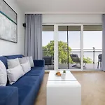 Modern By The With Parking & Sauna In By Renters شقة *