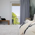 Modern By The With Parking & Sauna In By Renters شقة زغجة