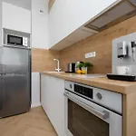 Modern By The With Parking & Sauna In By Renters شقة *