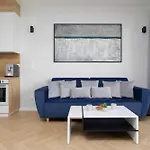 Modern By The With Parking & Sauna In By Renters شقة