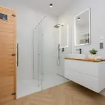 Modern By The With Parking & Sauna In By Renters شقة *
