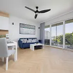 Modern By The With Parking & Sauna In By Renters شقة زغجة
