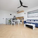 Modern By The With Parking & Sauna In By Renters شقة