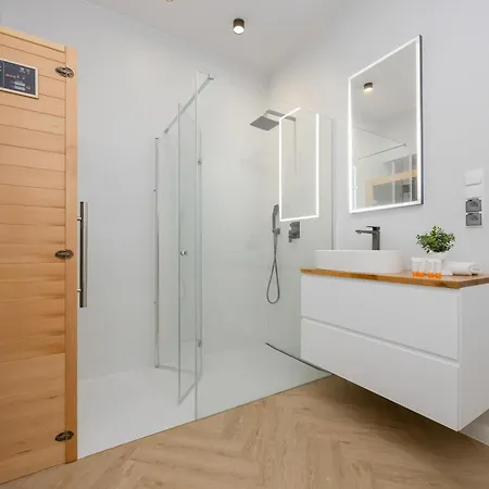 Modern By The With Parking & Sauna In By Renters Apartment *