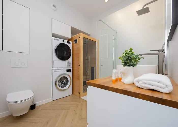 Modern By The With Parking & Sauna In By Renters